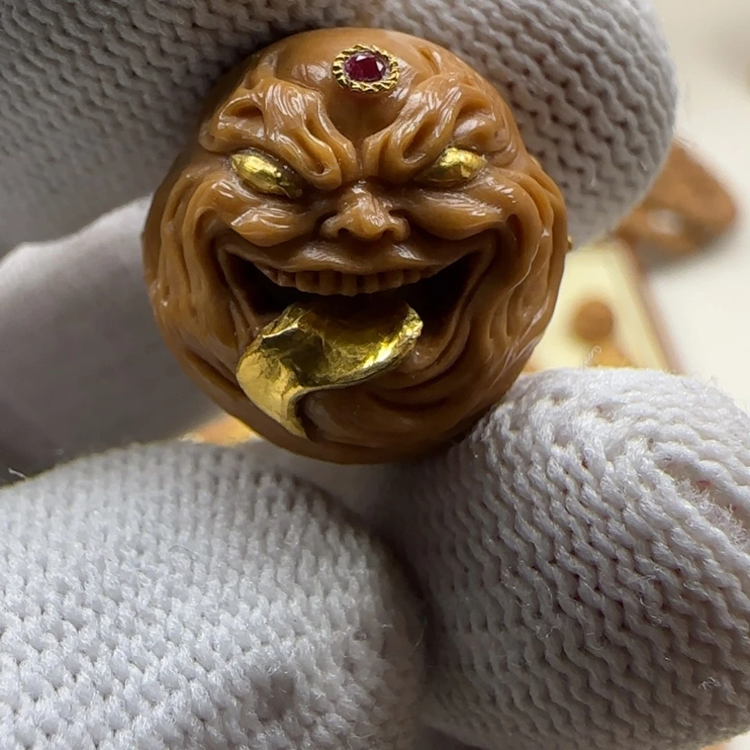 猴头核桃吊坠擦*鞋舔僧镶嵌24k