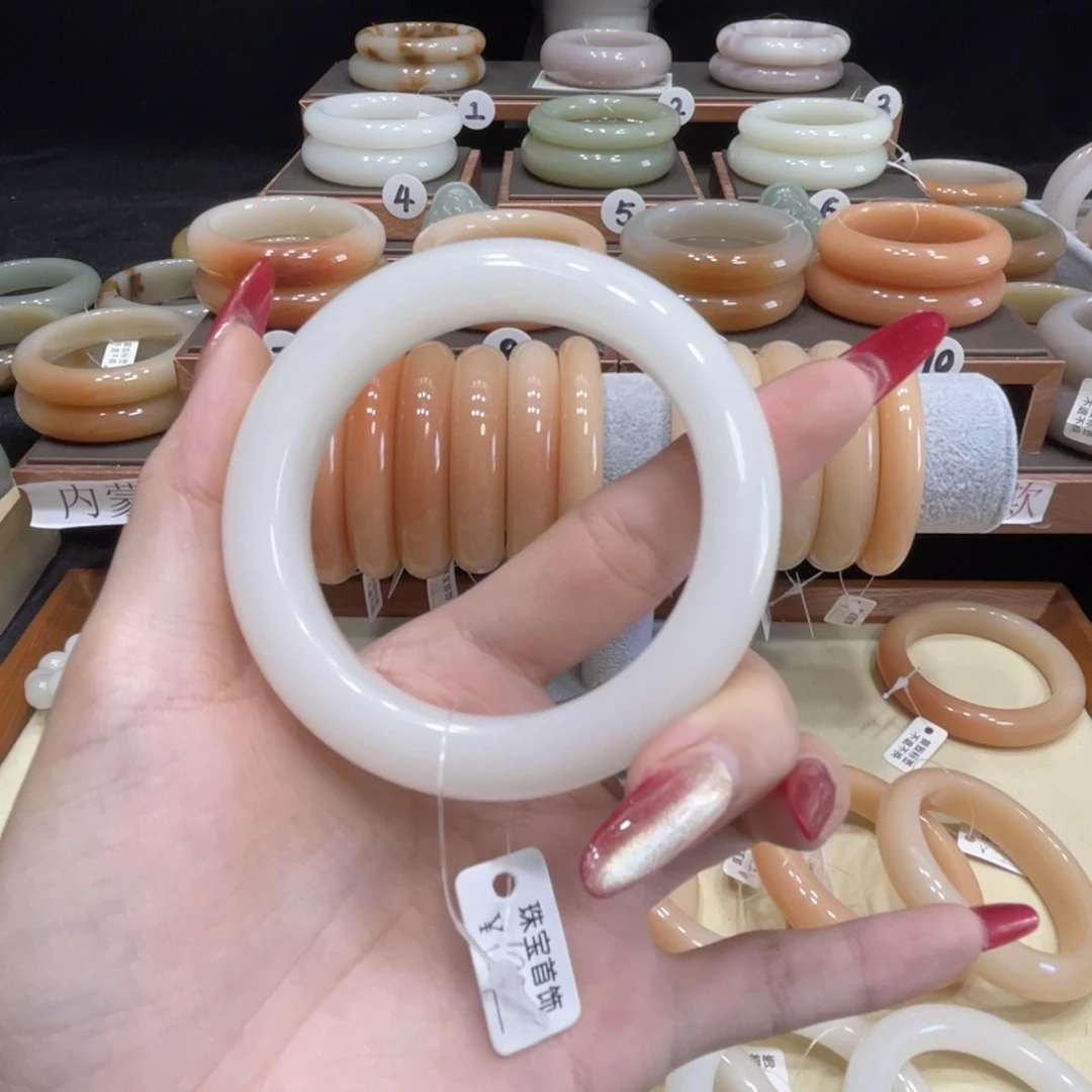 w***蕾石英质玉未镶嵌手镯