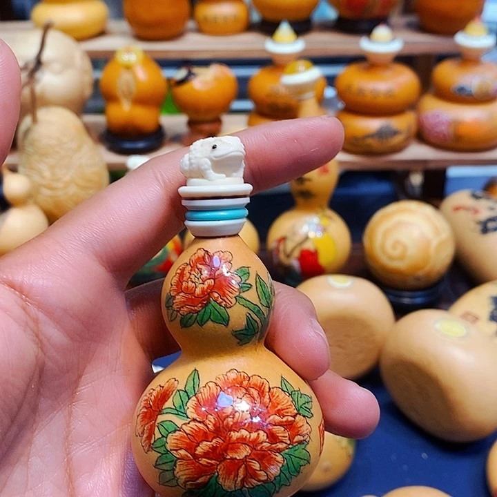 金蟾转转口针刺牡丹图