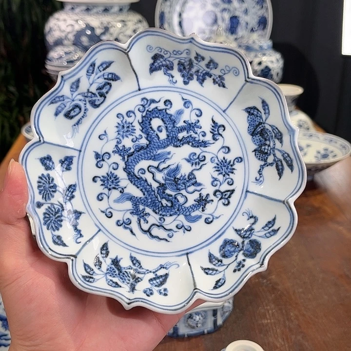 瓷片微瑕葵口龙纹小盘子