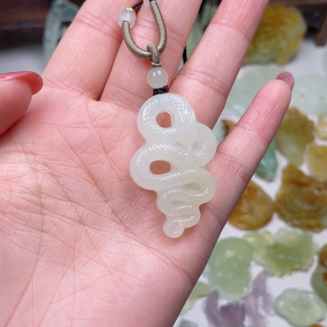 蛇纹石玉颈饰未镶嵌