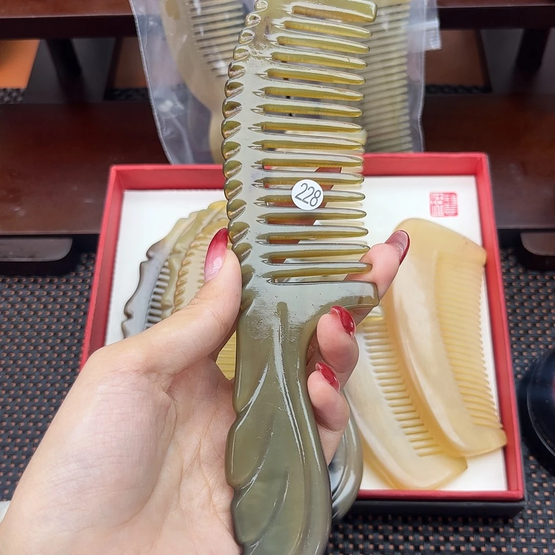 由***u手工制作纯牛角梳子