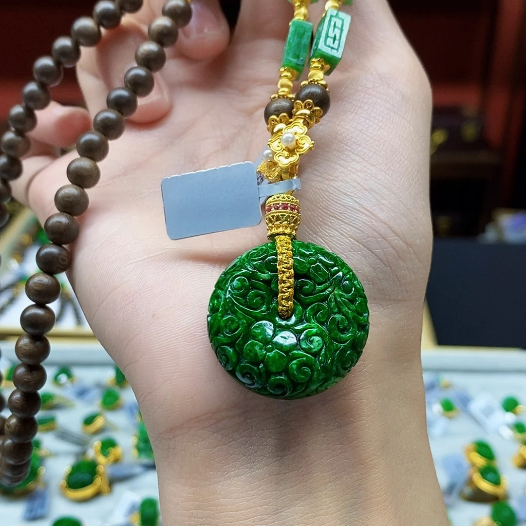 翡翠未镶嵌颈饰平安扣