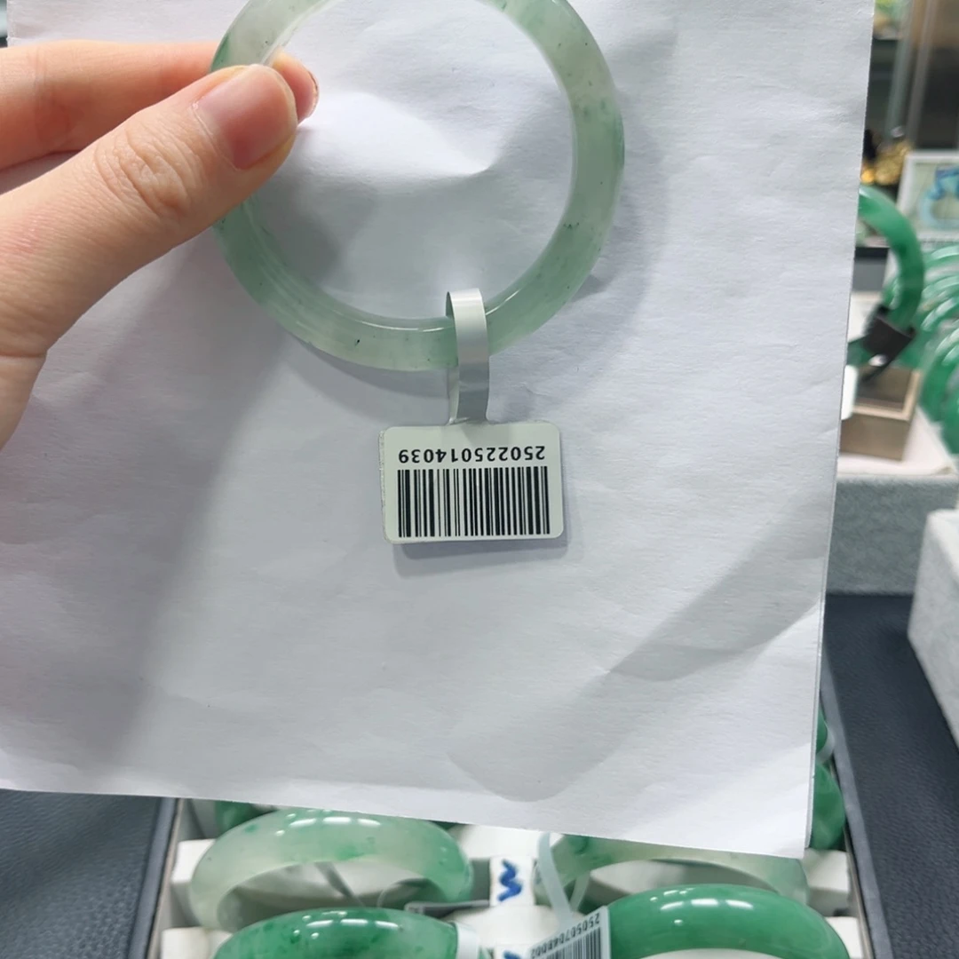 石英质玉手镯未镶嵌么**?