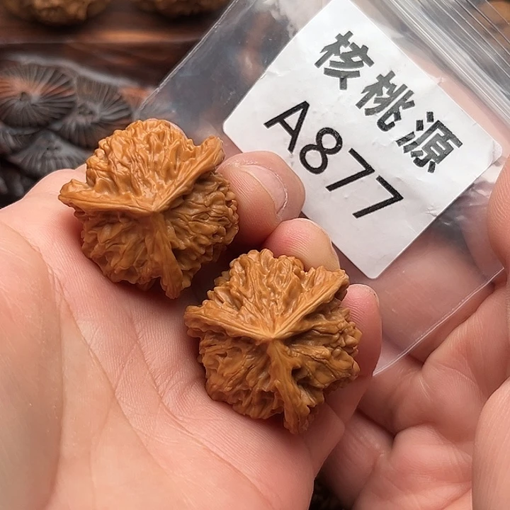 文玩核桃吊坠盘山三棱34