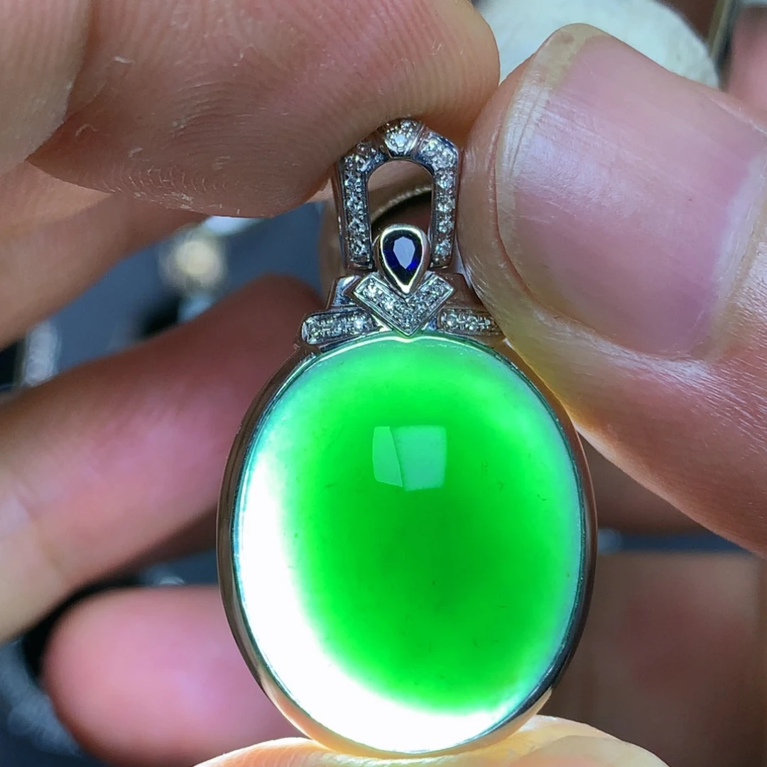 颈饰18K金镶嵌翡翠墨翠蛋面