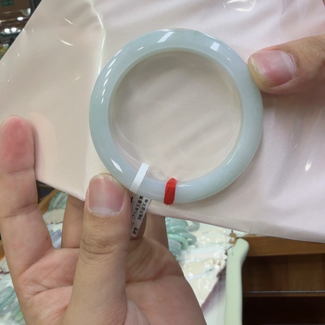 翡翠手镯未镶嵌翡翠