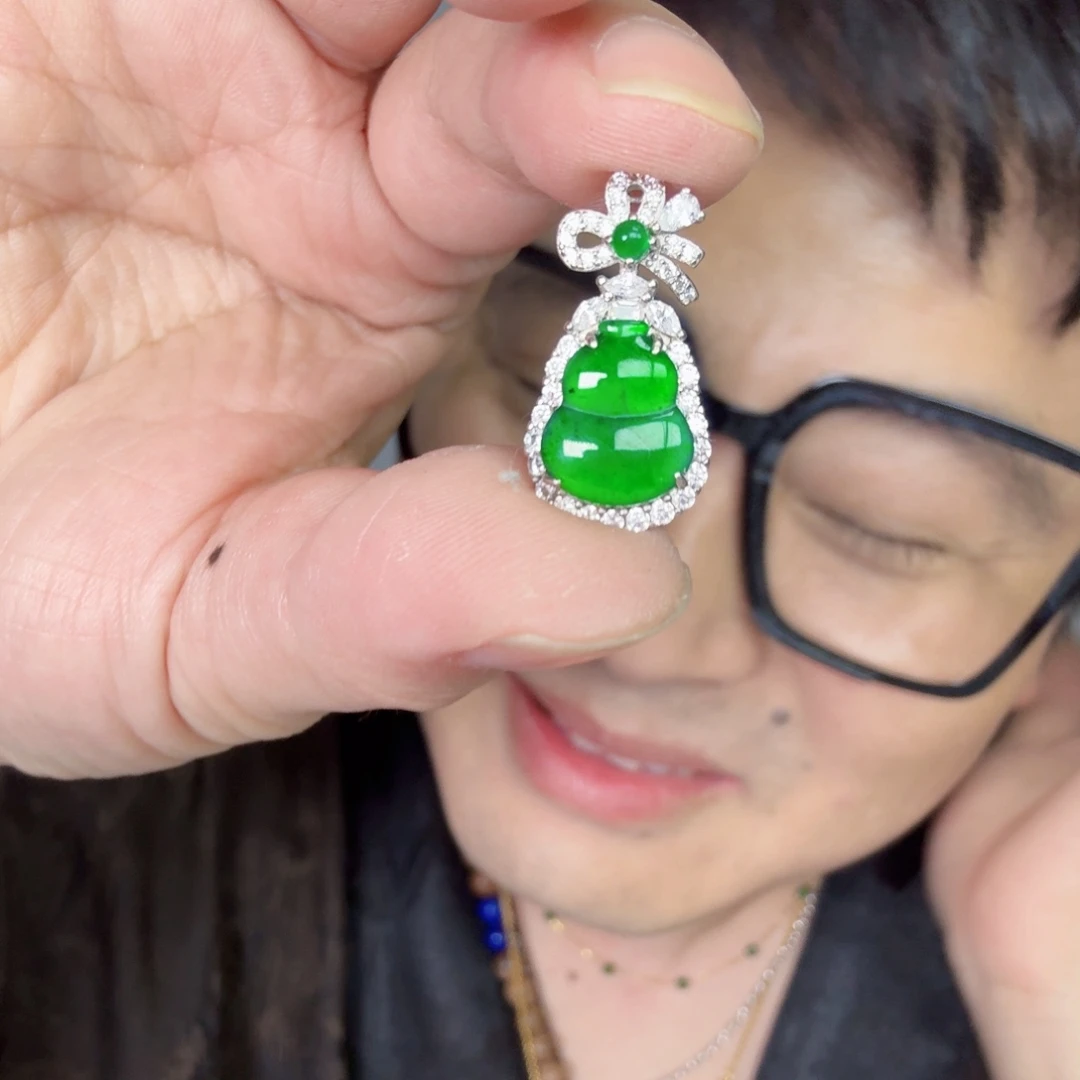 翡翠未镶嵌颈饰一件