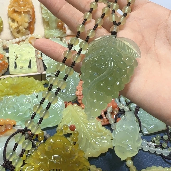 未镶嵌蛇纹石玉吊坠