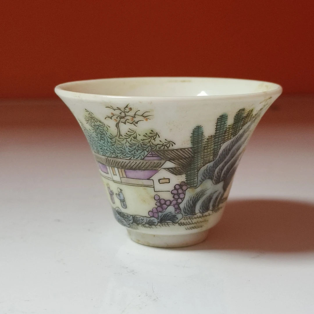 清同治 粉彩庭院人物纹马蹄杯