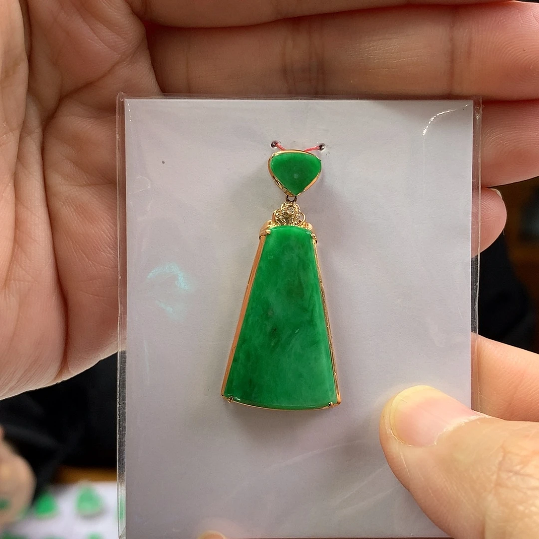 翡翠18K金镶嵌颈饰翡翠首饰