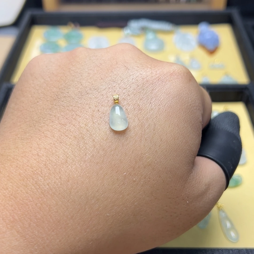 翡翠18K金镶嵌颈饰水滴