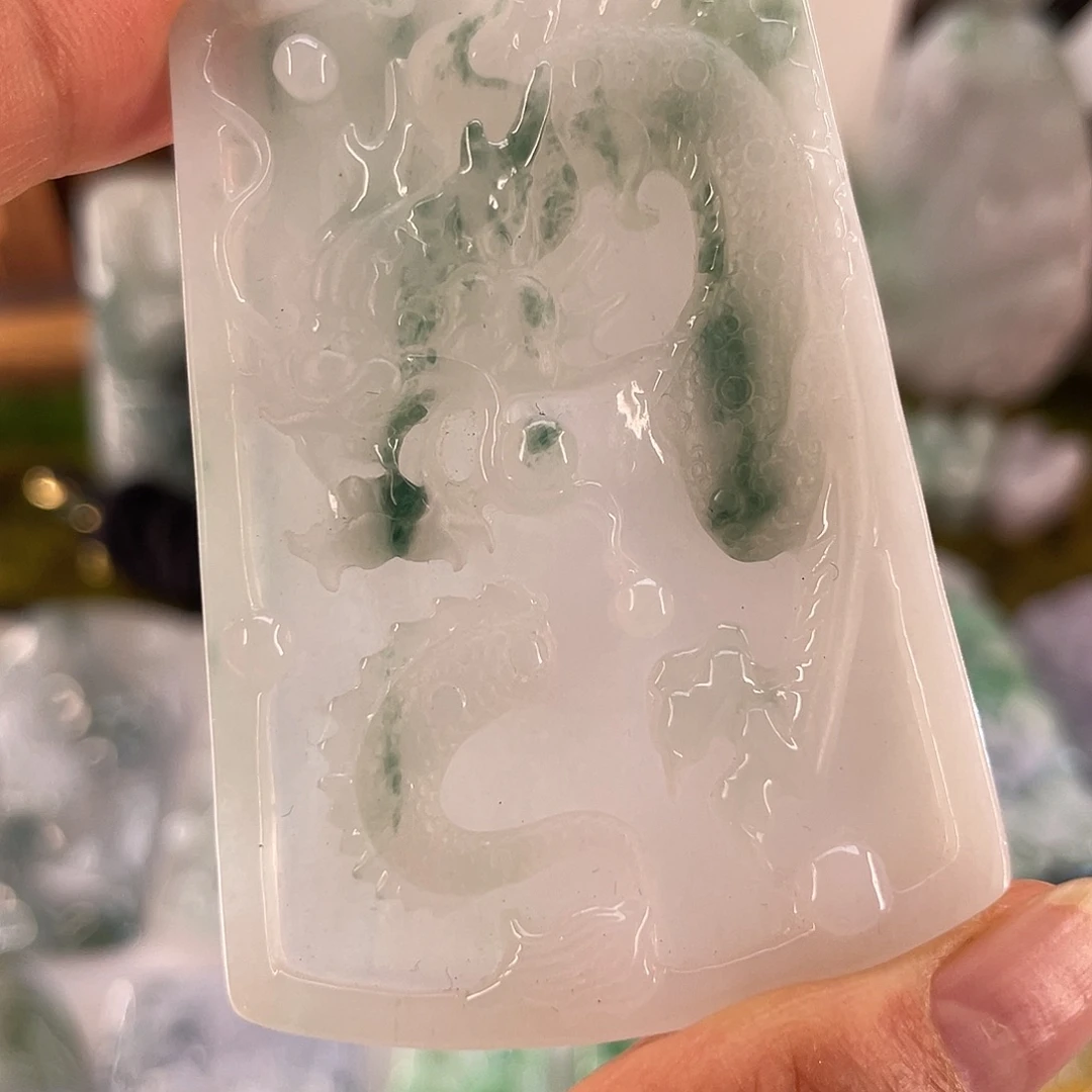 颈饰未镶嵌翡翠龙牌