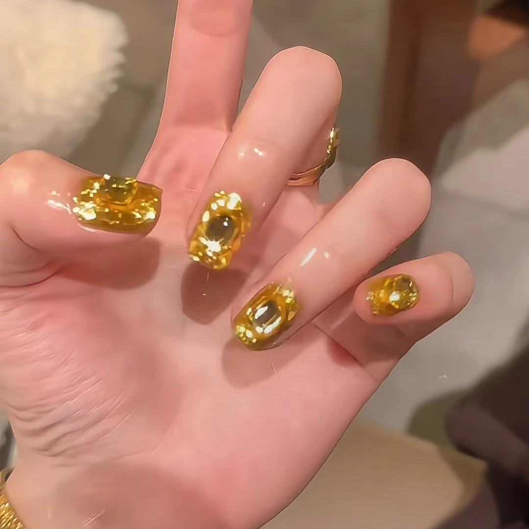 新款黄金琉璃爆闪美甲2025年爆款流行显白黄金碎钻美甲新年穿戴甲