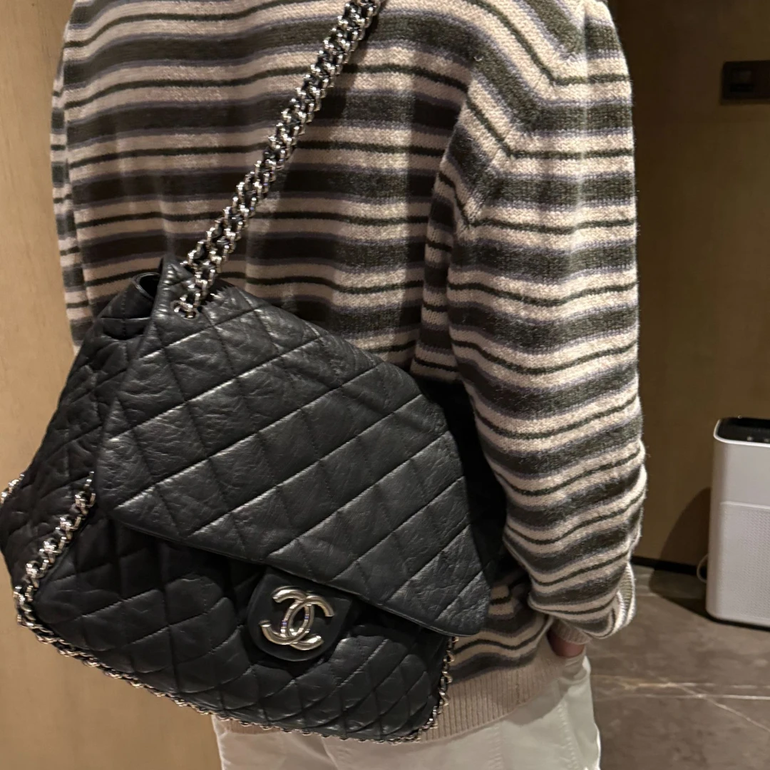 95新 Chanel/香奈儿 展会外场！黑色机场滚边包