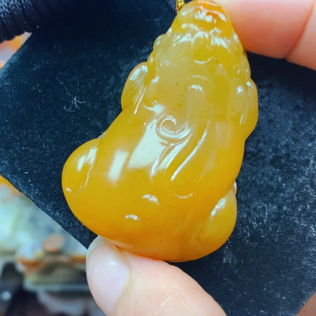 未镶嵌石英质玉（黄龙玉）颈饰