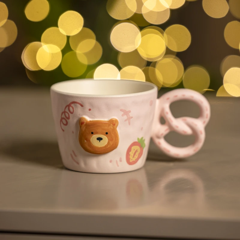 639立体小熊头粉色碱水结把手陶瓷水杯