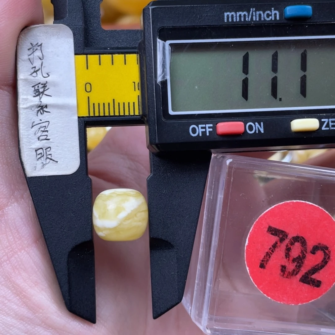 蜜蜡未镶嵌珠宝奇石