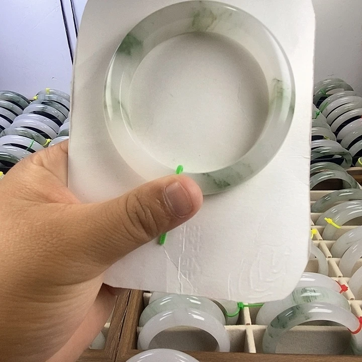 未镶嵌手镯石英质玉