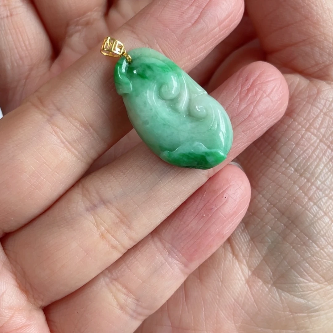 哆****翡翠18K金镶嵌颈饰如意