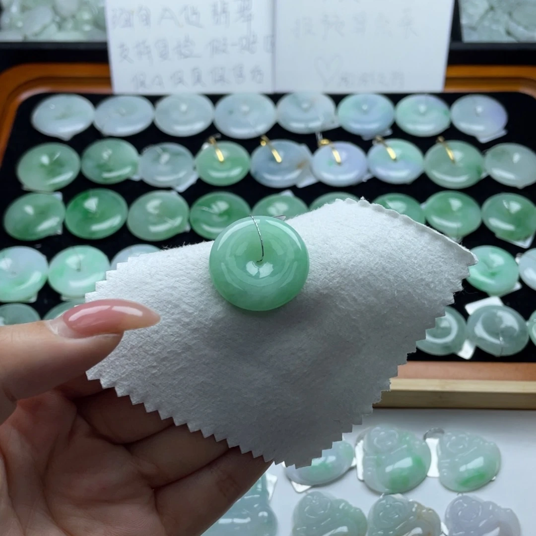 翡翠颈饰未镶嵌平安扣