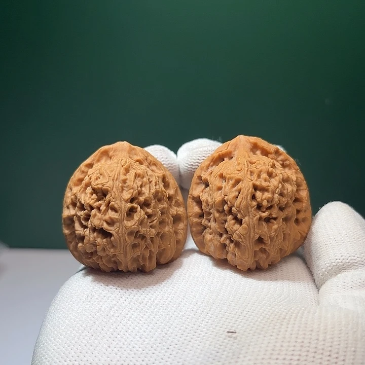 文玩核桃吊坠2号链接39对歪三角，尖微磕