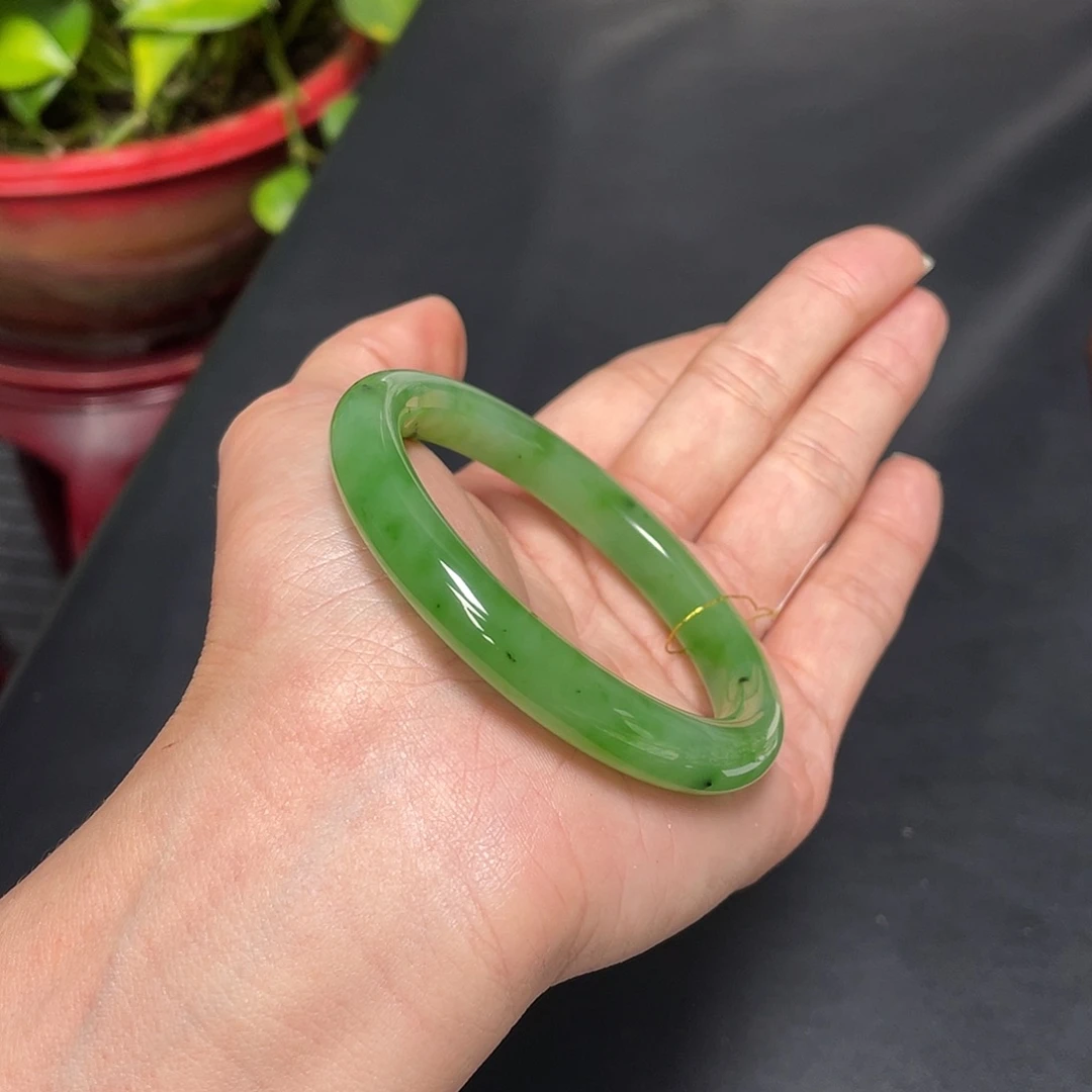 小***子和田玉未镶嵌手镯