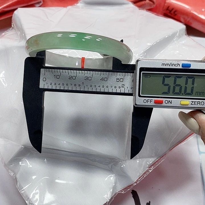 翡翠手镯未镶嵌33。
