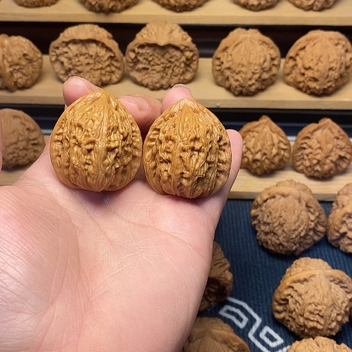 哦***～木质文玩核桃手把件