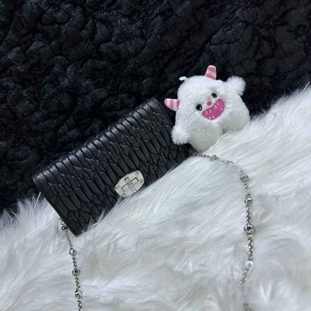 95新 MIU MIU/缪缪 缪缪黑色褶皱彩宝斜挎包