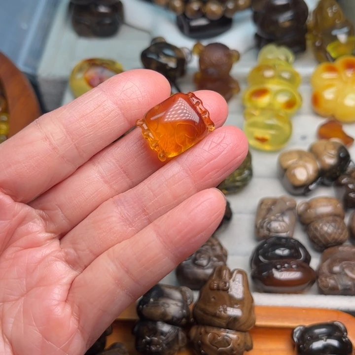 *****琥珀未镶嵌颈饰根珀