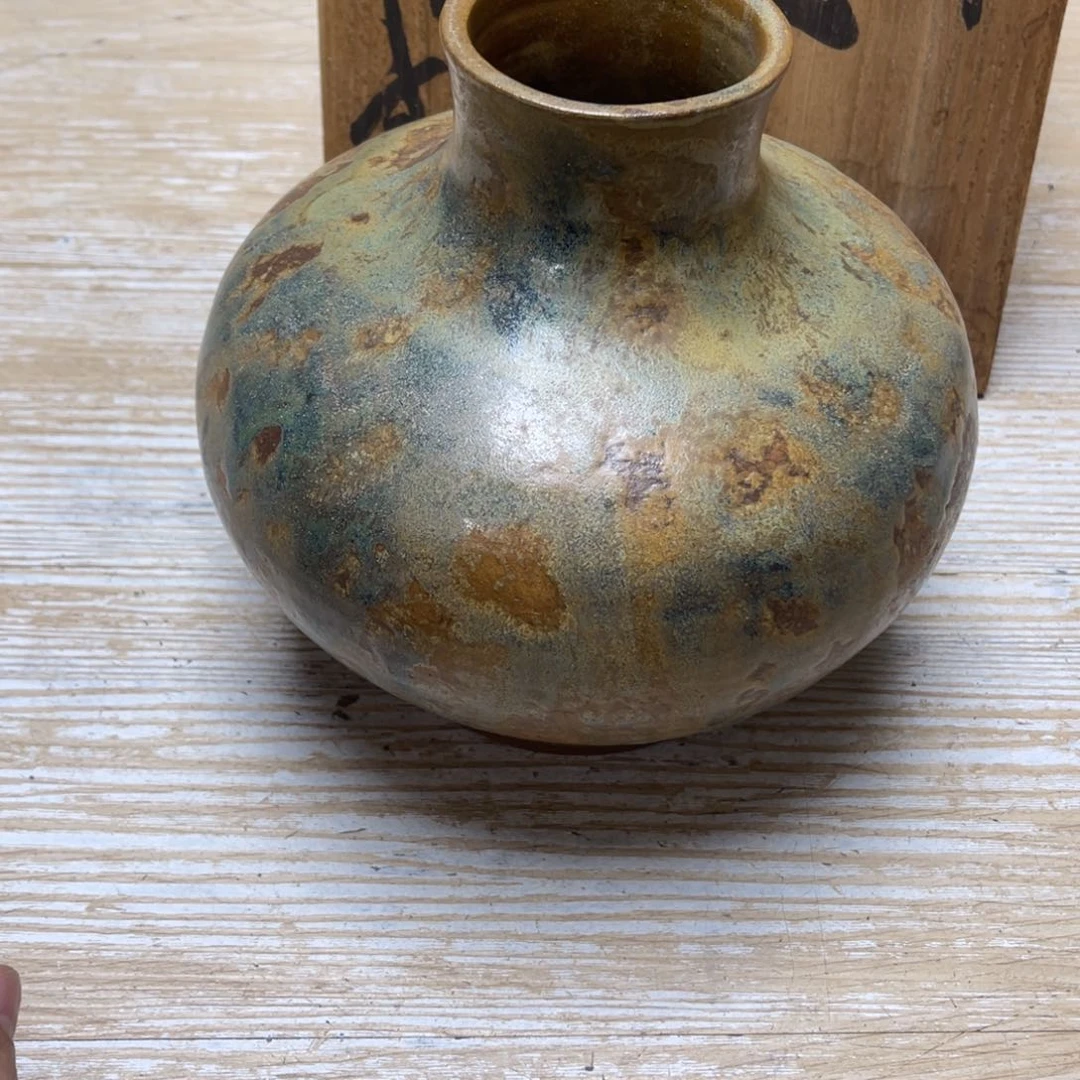 瓷片B****k密密麻麻地排列着一个