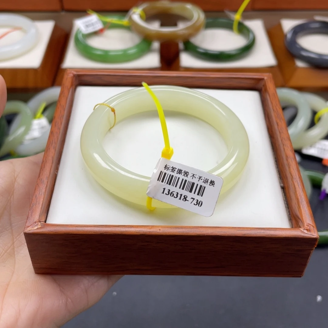 【闪购商品】未镶嵌手镯和田玉49。  52.7