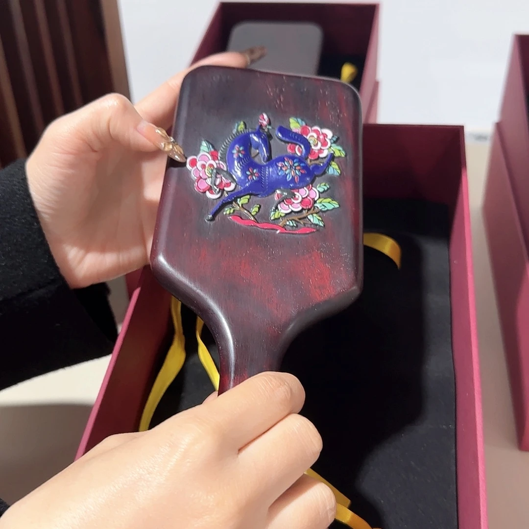 紫檀木类端景台血檀做漆一梳百顺 马