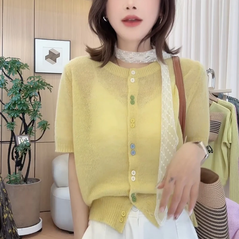 2025年法式新款韩版百搭修身女时尚彩扣圆领针织短袖开衫洋气上衣