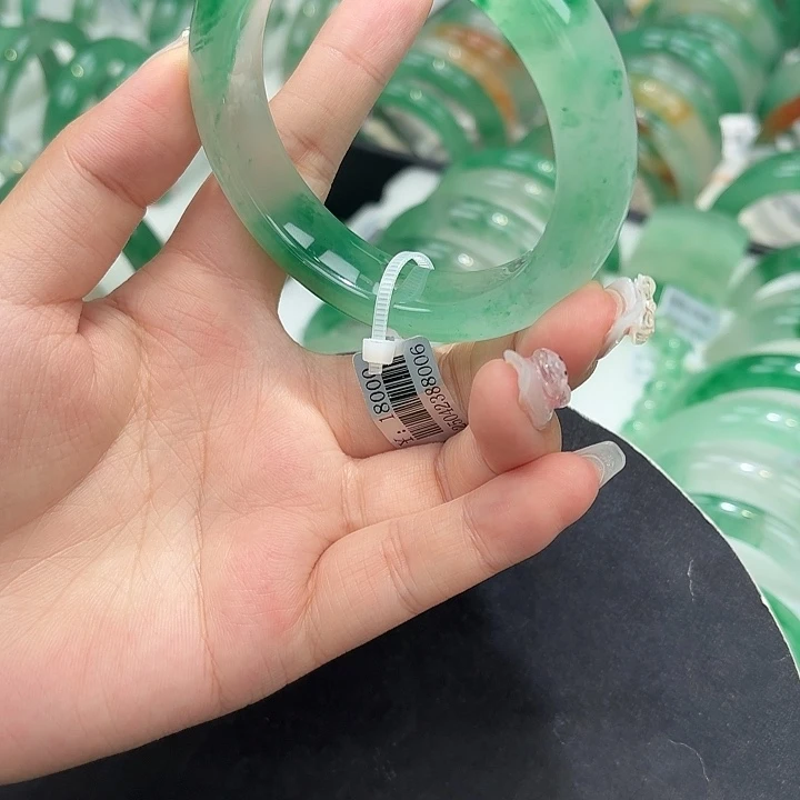 未镶嵌手镯石英质玉（非洲翠）