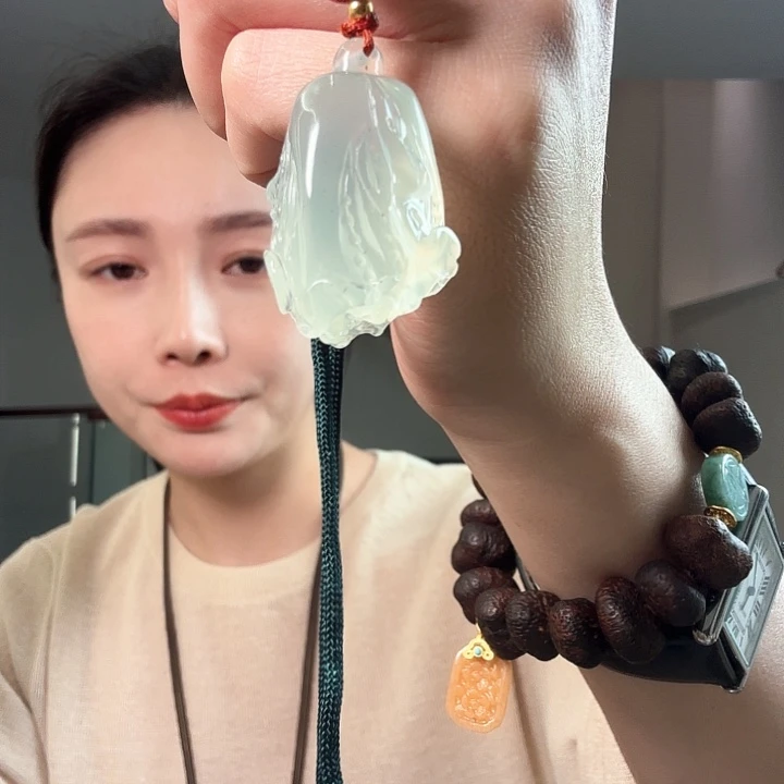 星***灯蛇纹石玉未镶嵌颈饰