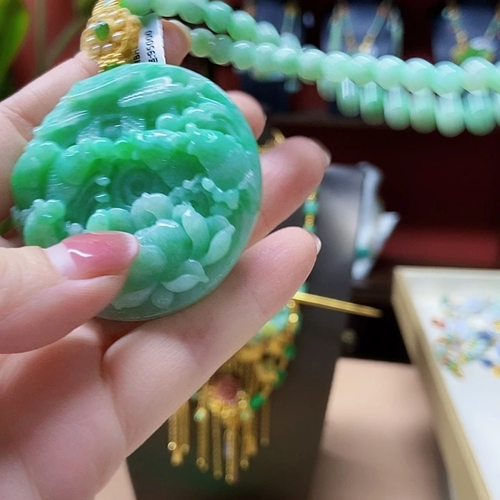 翡翠未镶嵌颈饰吊坠