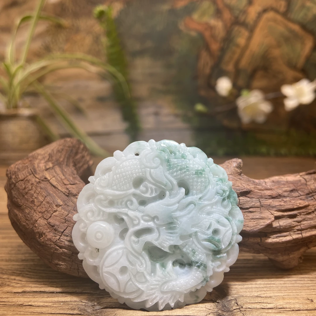天然A货翡翠飘花生肖龙牌