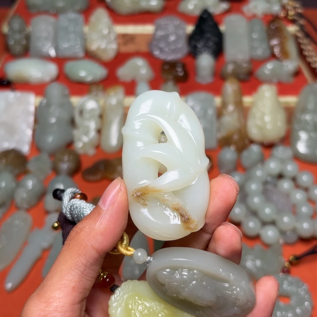 和田玉未镶嵌颈饰提**乐