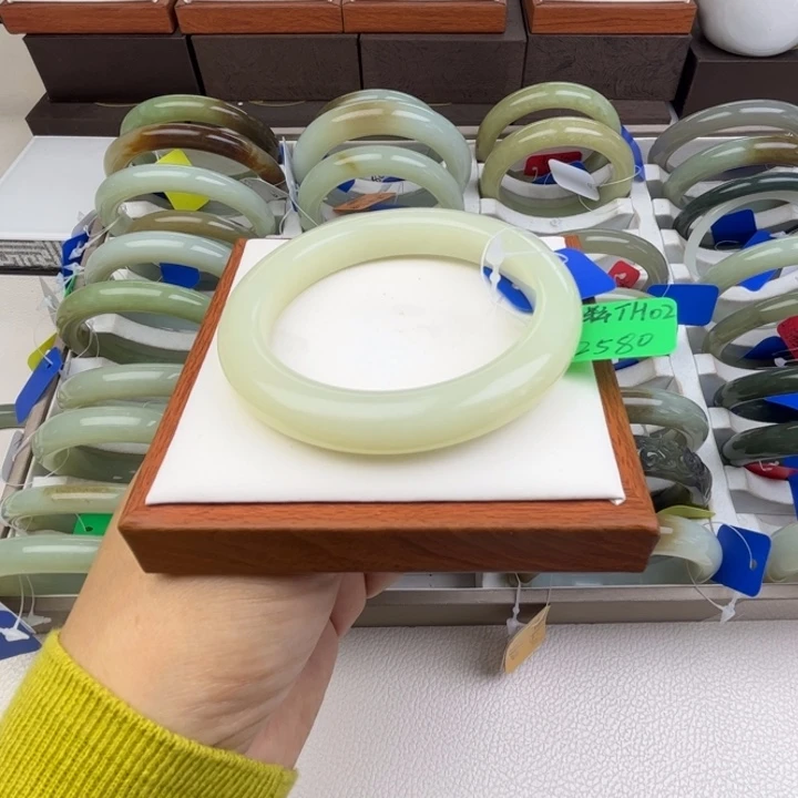 未镶嵌手镯和田玉七月