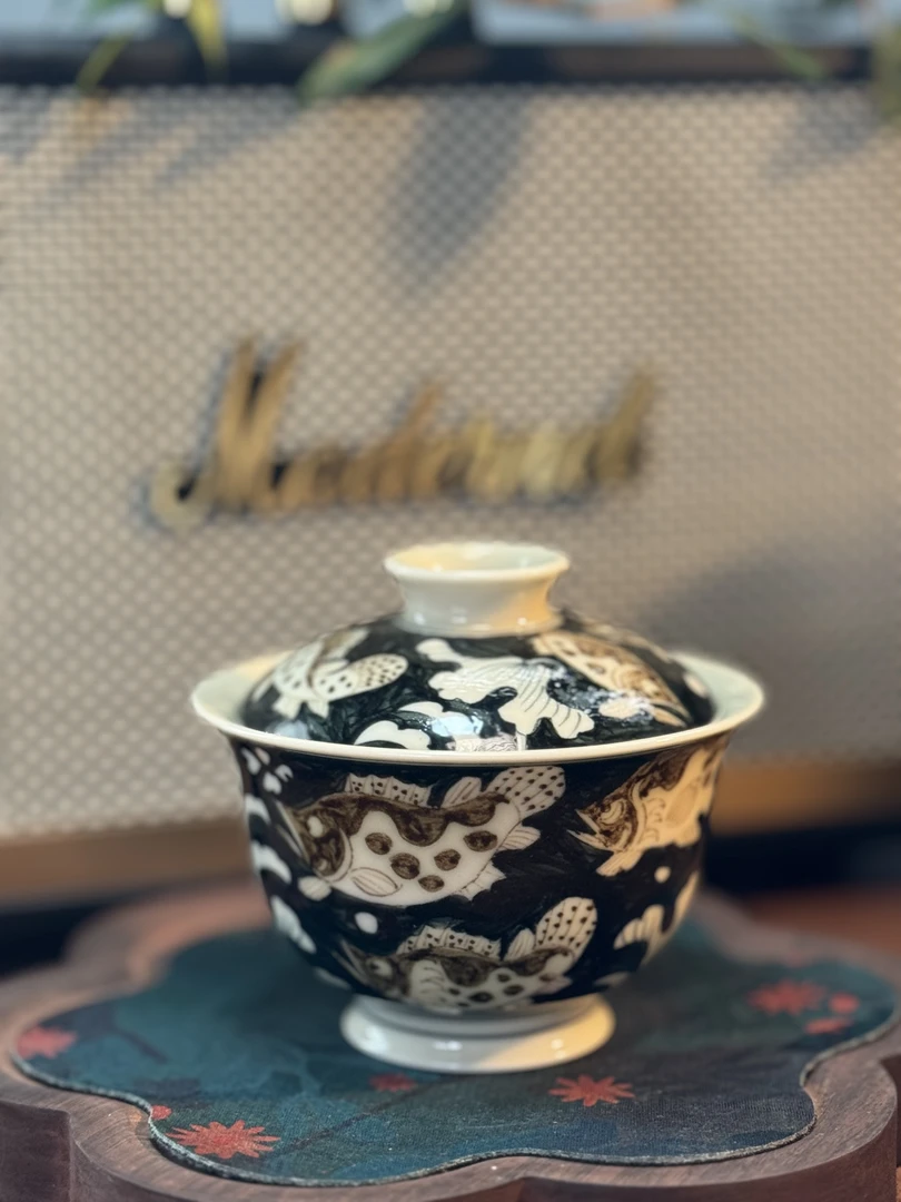 A104景德镇手绘釉里黑金九鳜二才盖碗  100ml