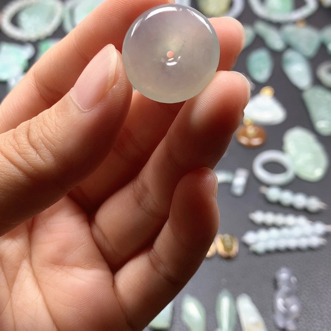 翡翠未镶嵌颈饰平安扣