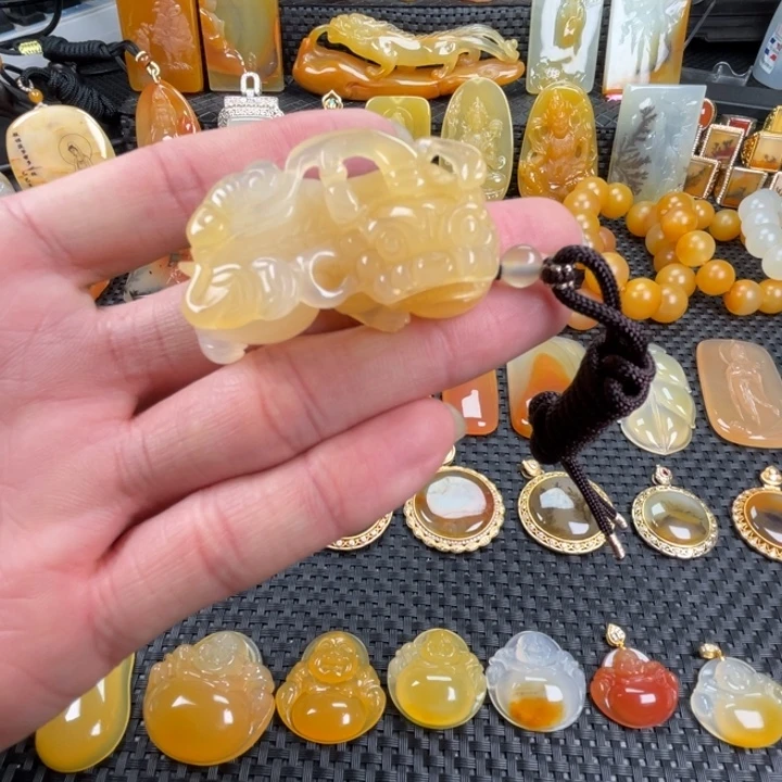 石英质玉（黄龙玉）未镶嵌颈饰