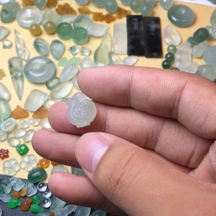 定制翡翠挂件未镶嵌