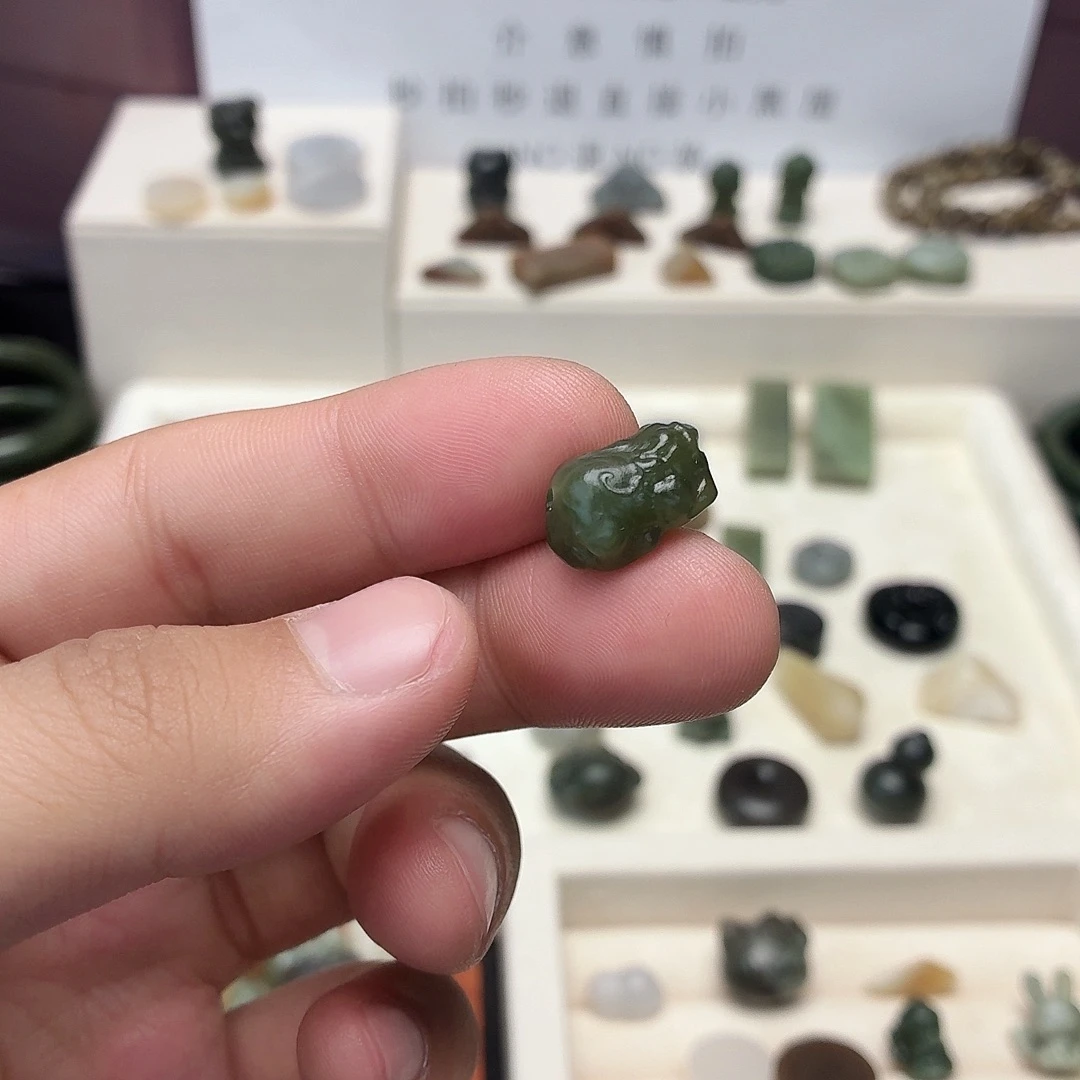 萌***萌和田玉未镶嵌颈饰