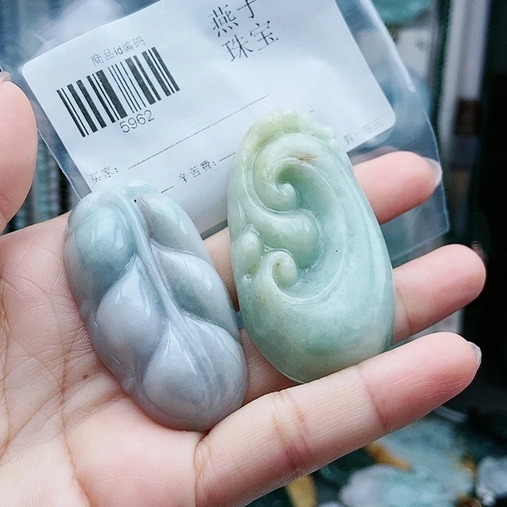 颈饰足铂镶嵌翡翠翡翠