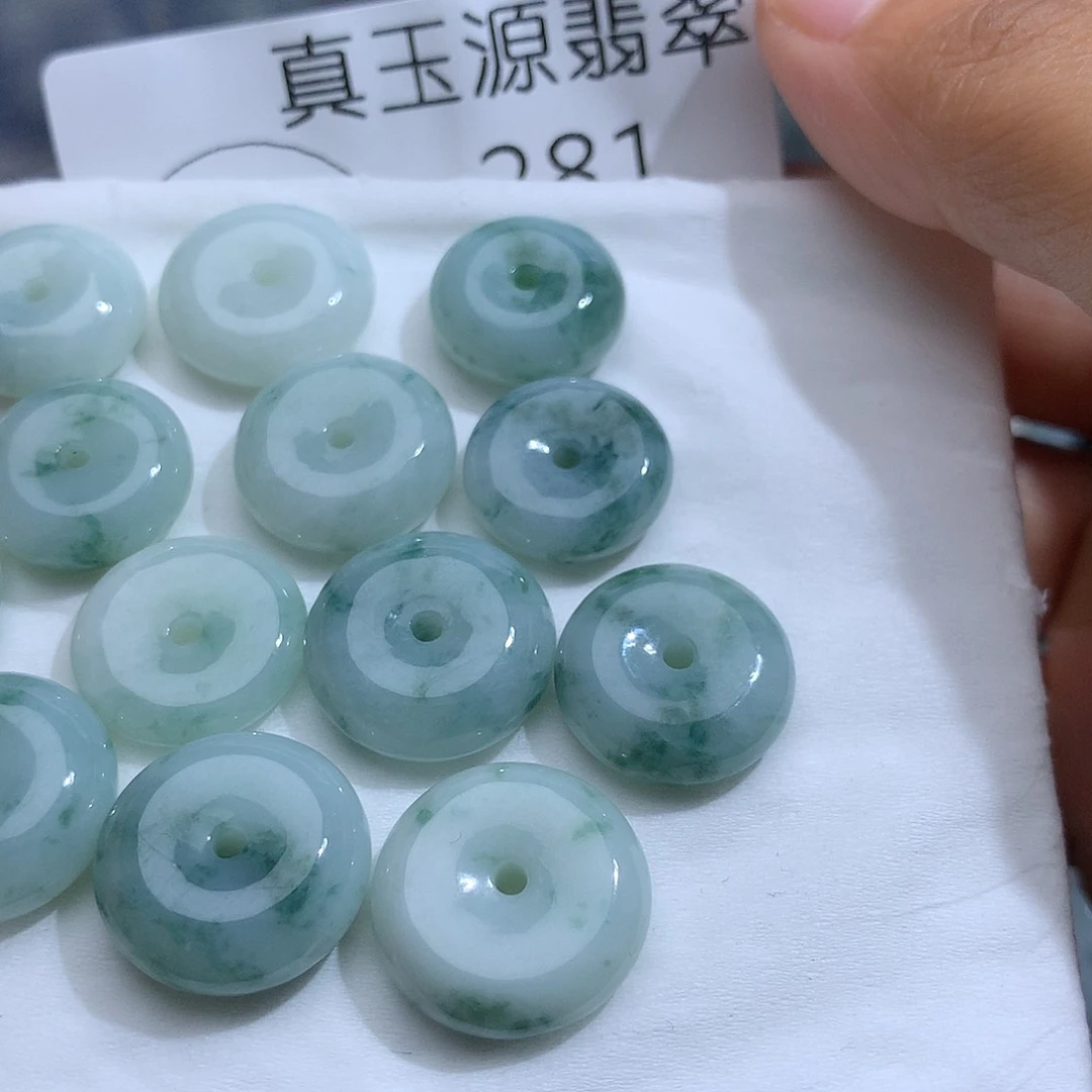翡翠未镶嵌颈饰。发其中一个！