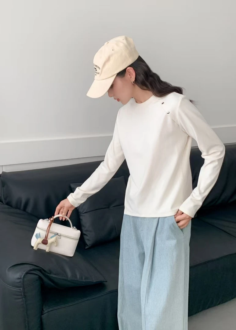 别致时髦圆领钉珠不规则开叉女秋长袖打底