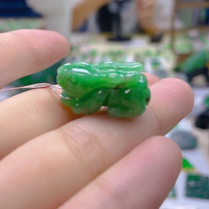 颈饰未镶嵌翡翠兔子